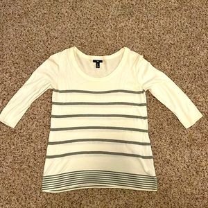 Women’s 3/4 sleeve light sweater. Gap size large. Good condition